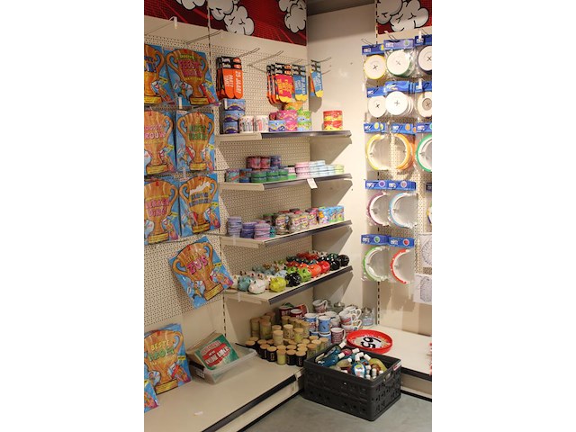 Cadeautjes in diverse soorten en maten op wandschap en in klapkrat w.o. blikken, sokken, spaarpotten, geurk... - afbeelding 2 van  2