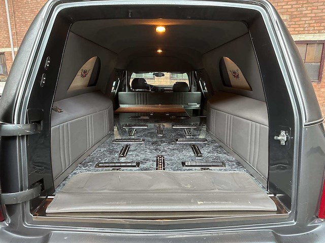 Cadillac deville miller meteor hearse 4.6 v8 279pk 2005 rouwauto - afbeelding 24 van  40