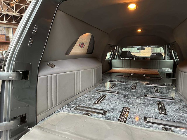 Cadillac deville miller meteor hearse 4.6 v8 279pk 2005 rouwauto - afbeelding 26 van  40