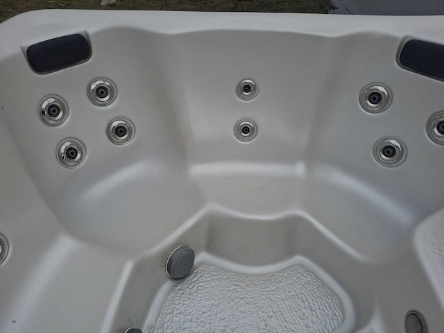 California cooperage 5 persoons jacuzzi en buitenspa - afbeelding 9 van  24