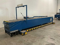 Distributie centrum blokker. machines, inpaklijnen, rollend materieel en heftafels