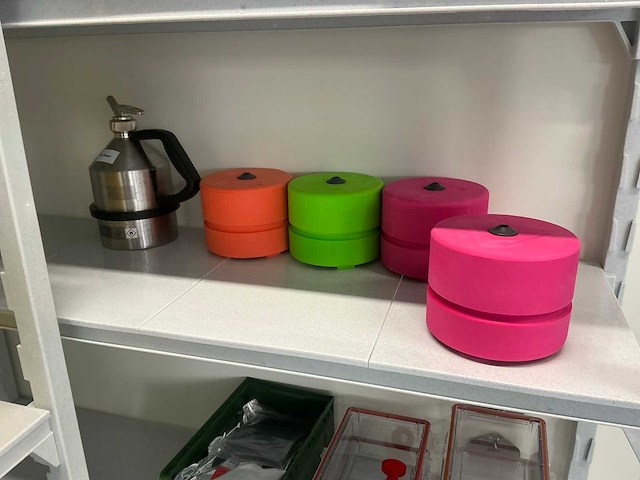 Cambro shelving met inhoud - afbeelding 4 van  4