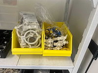 Cambro shelving met inhoud - afbeelding 5 van  9