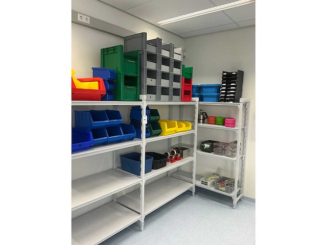 Cambro shelving met inhoud - afbeelding 6 van  12