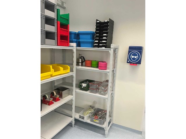 Cambro shelving met inhoud - afbeelding 7 van  12