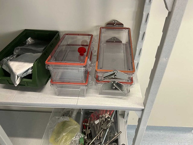Cambro shelving met inhoud - afbeelding 9 van  12
