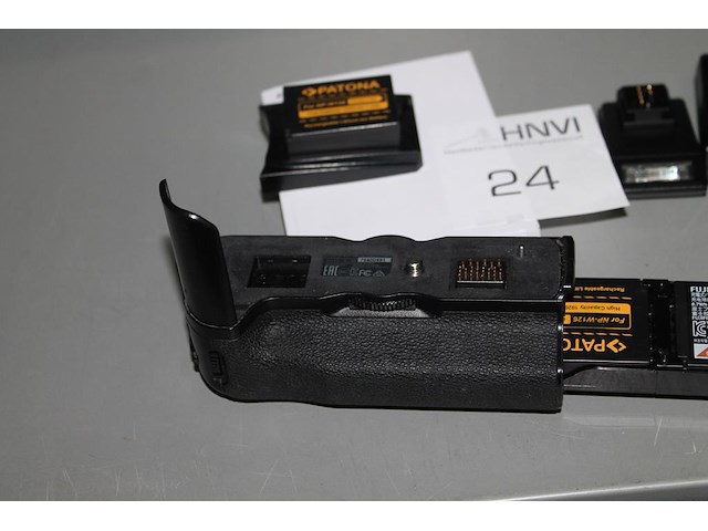 Camera accu's in diverse uitvoeringen w.o. fuji film vpb-xt2 en 2 flitsers. - afbeelding 2 van  4