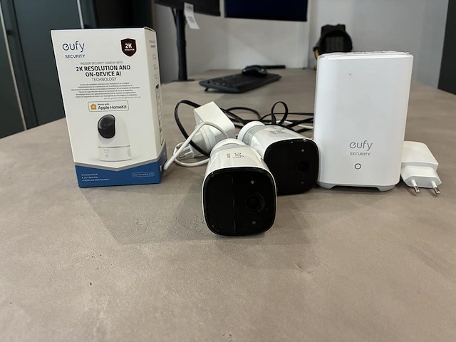 Camera systeem eufy security bestaande uit eufy homebase 2, 3x indoor 2k camera en 2x eufy cam2. - afbeelding 2 van  3
