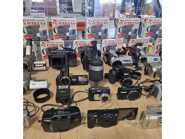 Camera's, o.a. nikon, sony, jvc, canon - afbeelding 12 van  12