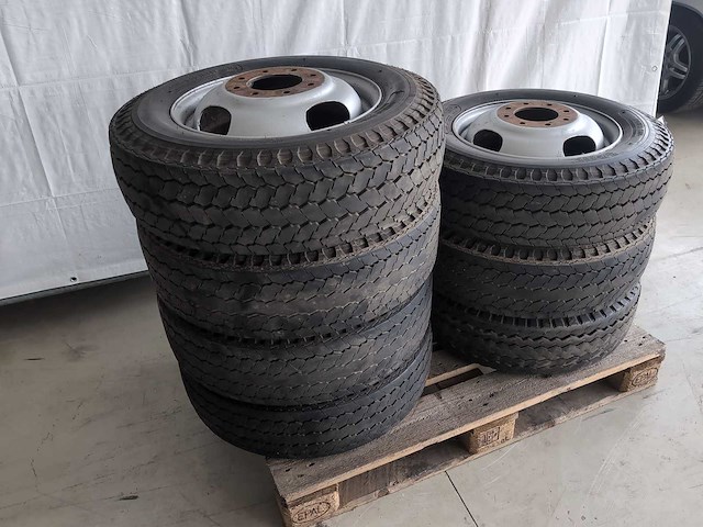 Camper - pickup - dually - wielen- banden - velgen - set - afbeelding 2 van  7
