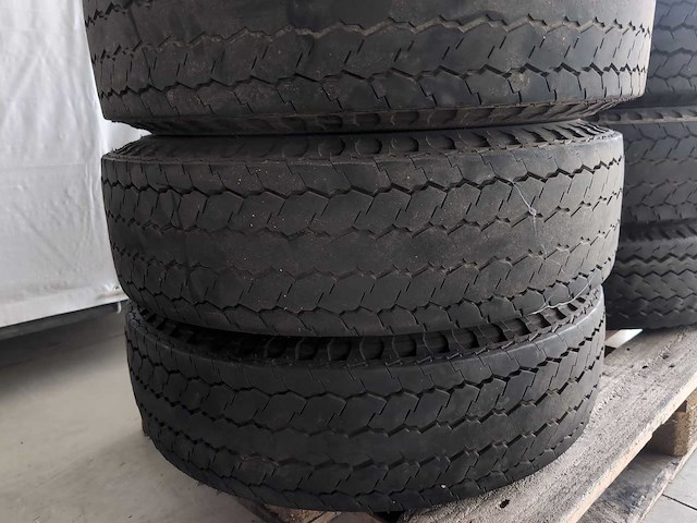 Camper - pickup - dually - wielen- banden - velgen - set - afbeelding 6 van  7