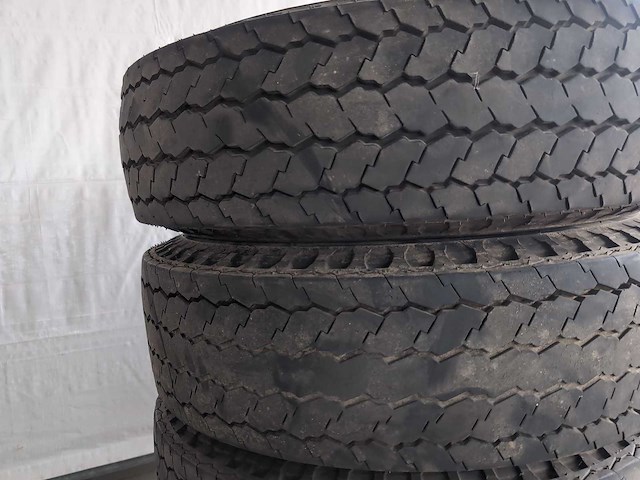 Camper - pickup - dually - wielen- banden - velgen - set - afbeelding 7 van  7