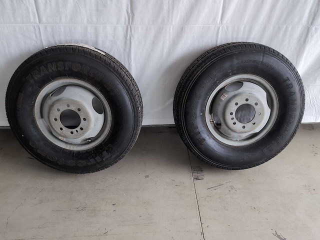Camper - pickup - dually - wielen- banden - velgen - afbeelding 2 van  6