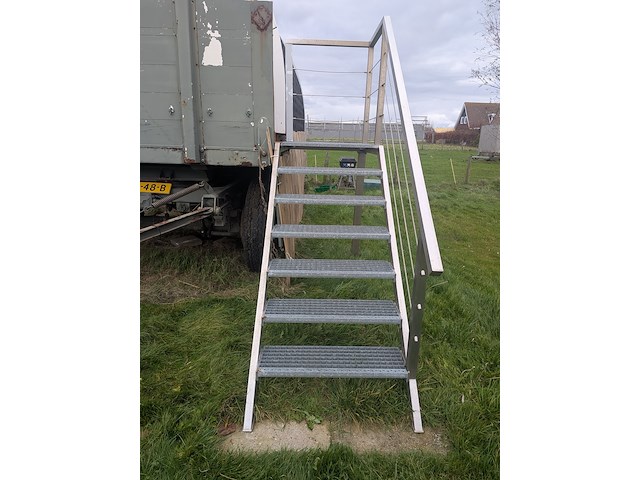 Campingpod de krokus op aanhanger met trap - afbeelding 3 van  32