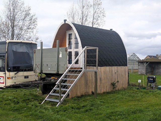 Campingpod de krokus op aanhanger met trap - afbeelding 1 van  32