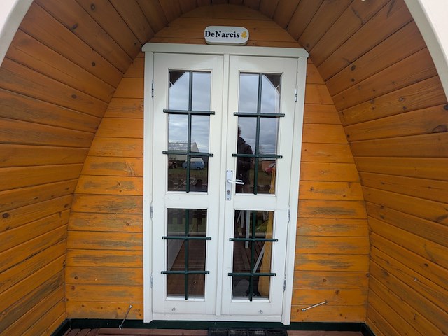 Campingpod de narcis op aanhanger met trap - afbeelding 2 van  43