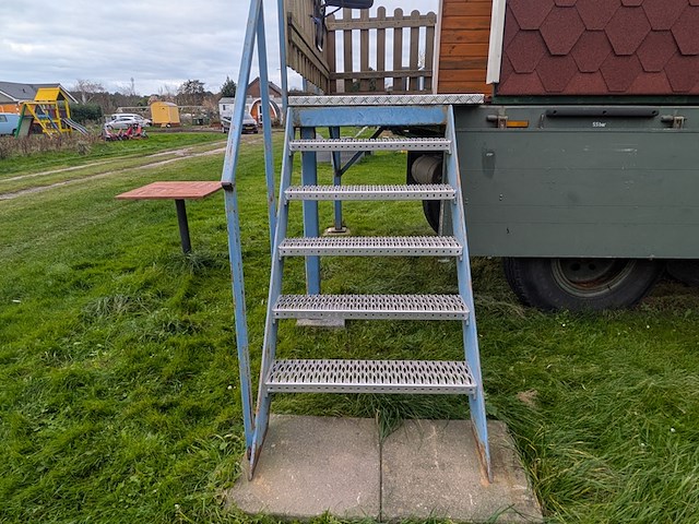 Campingpod de narcis op aanhanger met trap - afbeelding 27 van  43