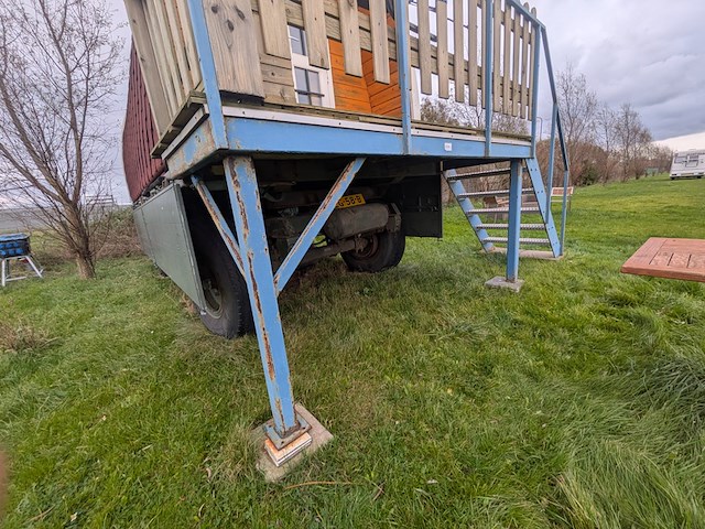 Campingpod de narcis op aanhanger met trap - afbeelding 31 van  43