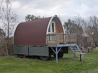 Campingpod de narcis op aanhanger met trap - afbeelding 23 van  43