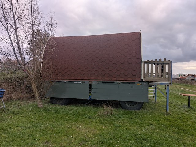 Campingpod de narcis op aanhanger met trap - afbeelding 34 van  43