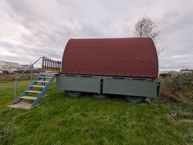 Campingpod de narcis op aanhanger met trap - afbeelding 40 van  43