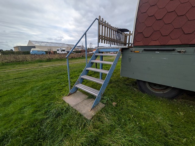 Campingpod de narcis op aanhanger met trap - afbeelding 41 van  43