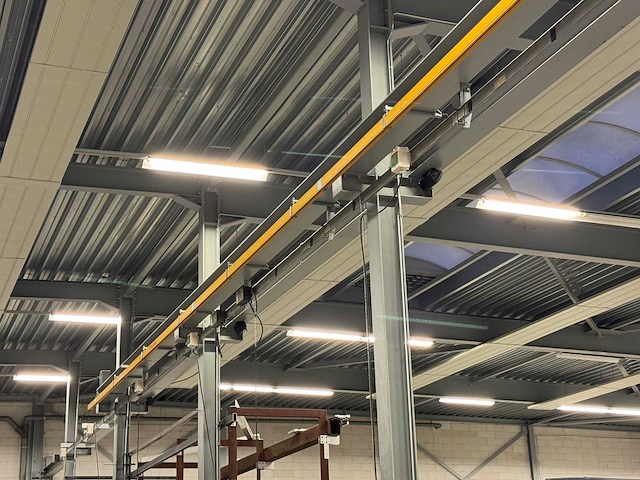 Canalis kna - 3 fase spanningsrail 48 meter v.v. 11x 230v en 7x 380v aftakkast - afbeelding 1 van  8