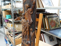 Canarisch in hout gesneden voorstelling van don quichot en sancho panza. - afbeelding 2 van  5