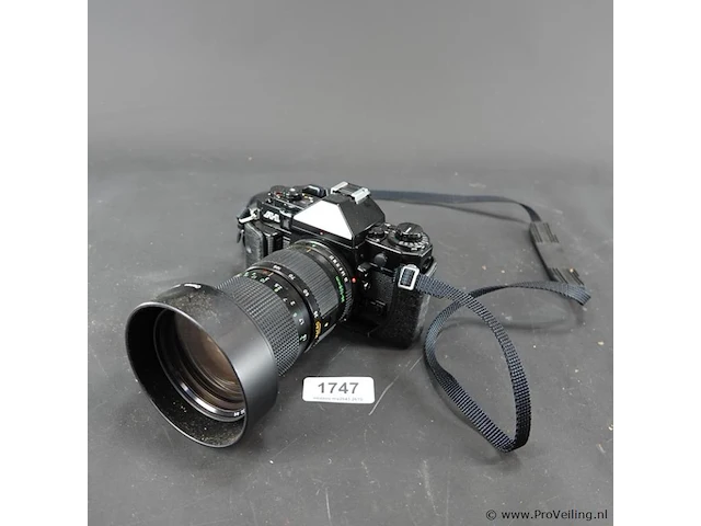 Canon a-1 spiegelreflexcamera uitgerust met een canon new fd 35-105mm f/3.5 zoomlens - afbeelding 1 van  8