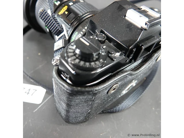 Canon a-1 spiegelreflexcamera uitgerust met een canon new fd 35-105mm f/3.5 zoomlens - afbeelding 6 van  8