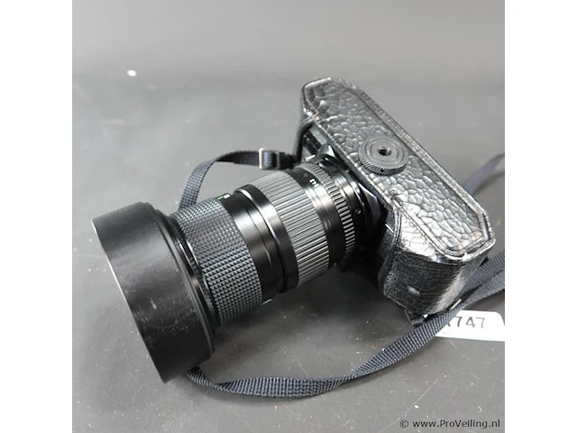 Canon a-1 spiegelreflexcamera uitgerust met een canon new fd 35-105mm f/3.5 zoomlens - afbeelding 7 van  8