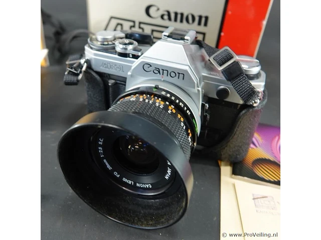 Canon ae-1 35mm analoge spiegelreflexcamera uitgerust met een canon fd 28mm f/2.8 s.c. groothoeklens - afbeelding 2 van  9