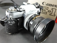 Canon ae-1 35mm analoge spiegelreflexcamera uitgerust met een canon fd 28mm f/2.8 s.c. groothoeklens - afbeelding 3 van  9