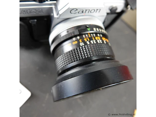 Canon ae-1 35mm analoge spiegelreflexcamera uitgerust met een canon fd 28mm f/2.8 s.c. groothoeklens - afbeelding 4 van  9