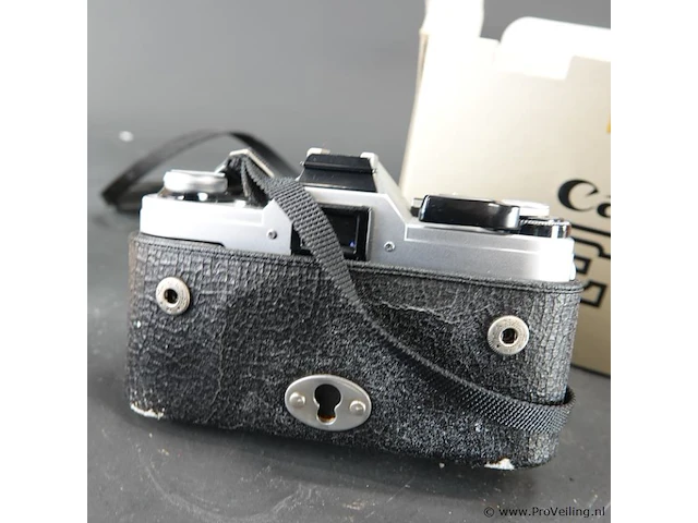 Canon ae-1 35mm analoge spiegelreflexcamera uitgerust met een canon fd 28mm f/2.8 s.c. groothoeklens - afbeelding 6 van  9