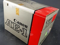 Canon ae-1 35mm analoge spiegelreflexcamera uitgerust met een canon fd 28mm f/2.8 s.c. groothoeklens - afbeelding 8 van  9