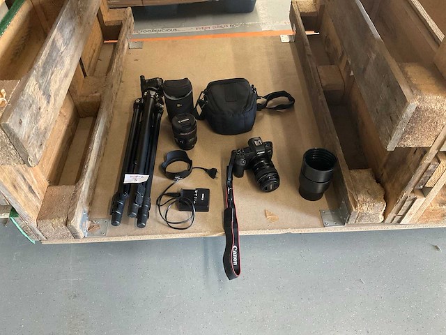 Canon eos r fotocamera met toebehoren - afbeelding 1 van  9