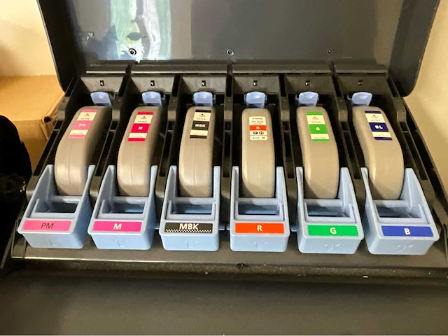 Canon imageprograf ipf8100 grootformaat kleuren plotter en snijtafel - afbeelding 6 van  7