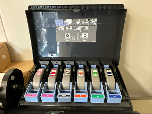 Canon imageprograf ipf8100 grootformaat kleuren plotter en snijtafel - afbeelding 2 van  3