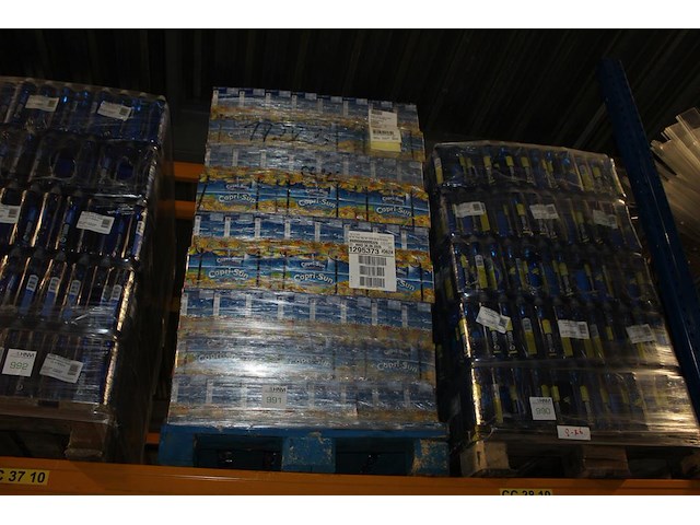 Capri fruit crush op pallet. totaal 324 doosjes met 10x 200 ml. tht 6-26. - afbeelding 1 van  2