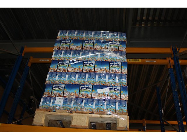 Capri sun cola op pallet. totaal 252 doosjes met 10x 200 ml. tht 6-26. - afbeelding 1 van  2