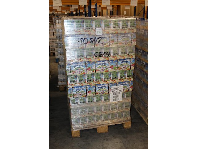 Capri sun elfendrink op pallet. totaal 324 doosjes met 10x 200 ml. tht 8-26. - afbeelding 2 van  3