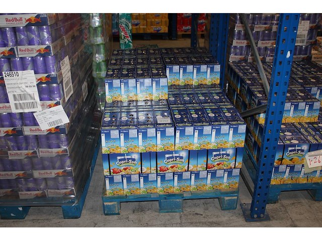 Capri sun multivitamin op pallet. totaa 128 doosjes met 10x 200 ml. tht 1-26. - afbeelding 1 van  3