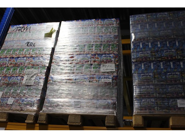 Capri sun mystic dragon op pallet. totaal 324 doosjes met 10x 200 ml. tht 10-26. - afbeelding 1 van  2