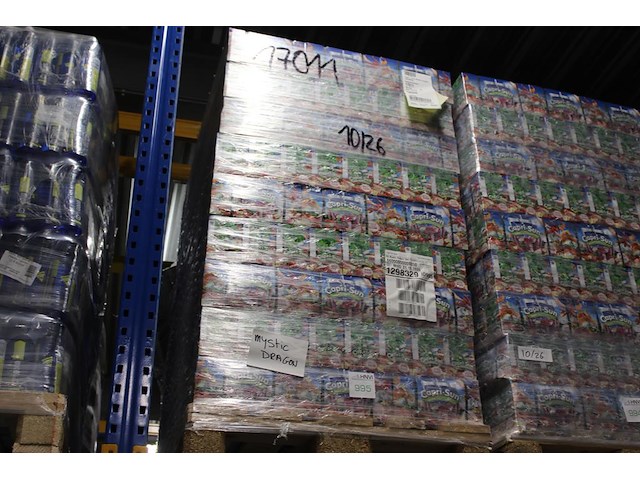 Capri sun mystic dragon op pallet. totaal 324 doosjes met 10x 200 ml. tht 10-26. - afbeelding 1 van  2