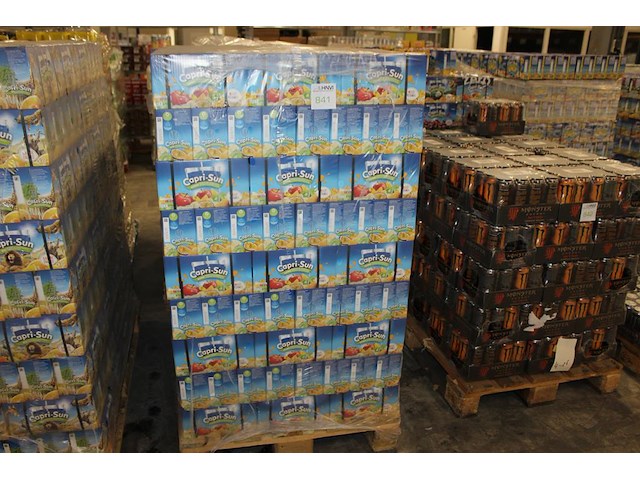 Capri sun safari multivitamin op pallet. totaal 324 doosjes met 10x 200 ml. tht 11-26. - afbeelding 1 van  3