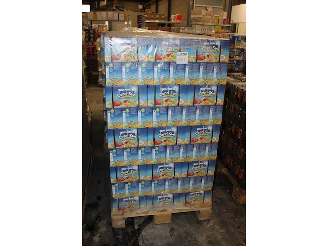 Capri sun safari multivitamin op pallet. totaal 324 doosjes met 10x 200 ml. tht 11-26. - afbeelding 2 van  3