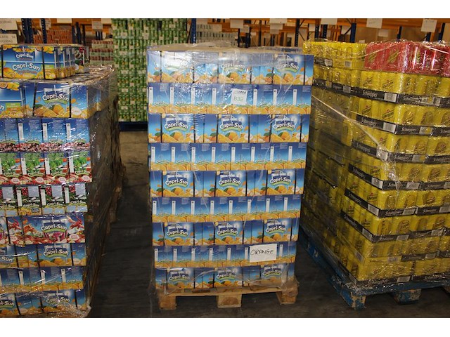 Capri sun sinaasappel op pallet. totaal 324 doosjes met 10x 200 ml. tht 4-26. - afbeelding 1 van  3