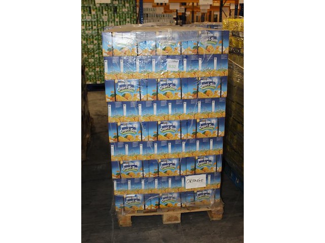 Capri sun sinaasappel op pallet. totaal 324 doosjes met 10x 200 ml. tht 4-26. - afbeelding 2 van  3