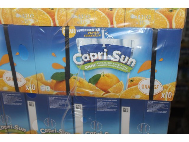 Capri sun sinaasappel op pallet. totaal 324 doosjes met 10x 200 ml. tht 4-26. - afbeelding 3 van  3